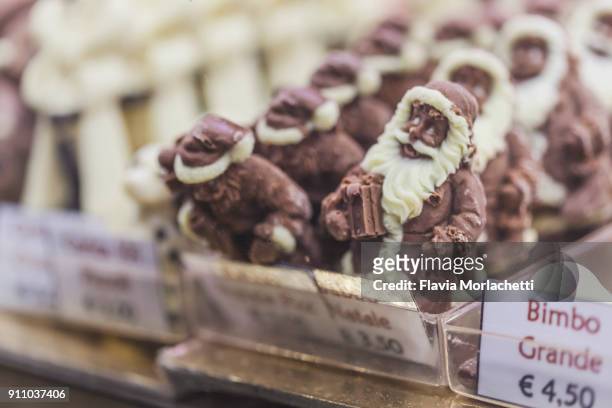 santa claus chocolates in christmas market - schokonikolaus stock-fotos und bilder