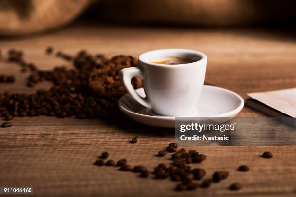 lekker kopje koffie - espresso stockfoto's en -beelden