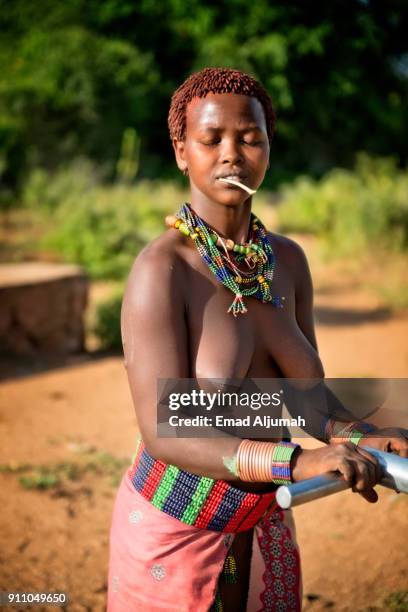 hamar tribe woman, turmi, ethiopia - december 12, 2017 - hamer stock-fotos und bilder