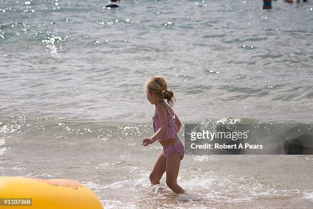 girl playing in the water - kenni stockfoto's en -beelden