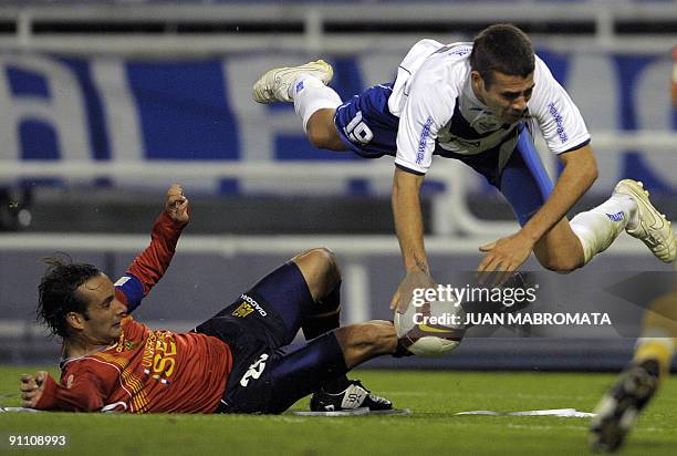 Argentina's Velez Sarsfield defender Nicolas Otamendi vies for the ball with Chile's Union Espanola defender Sebastian Miranda during their Copa...