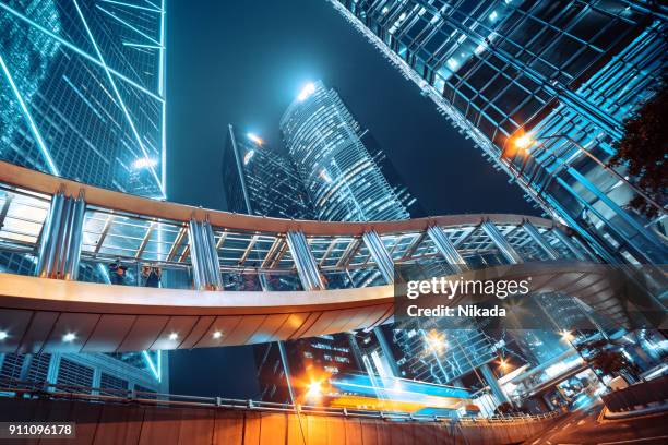 pasarela y edificios corporativos en central hong kong - paso elevado fotografías e imágenes de stock