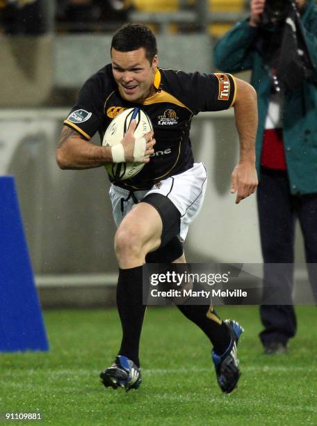 Apoua Stewart of the Lions runs in a try during the Air New Zealand Cup Ranfurly Shield match between Wellington and Southland at Westpac Stadium on...