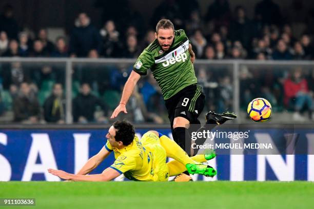 Juventus' Argentinian forward Gonzalo Higuain outruns Chievo's Italian defender Dario Dainelli during the Italian Serie A football match AC Chievo vs...