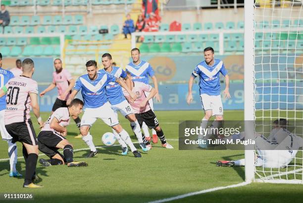 Ivaylo Chochev of Palermo scores the opening goal during the Serie B match between US Citta di Palermo and Brescia Calcio on January 27, 2018 in...