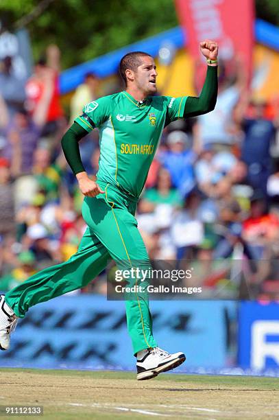 Wayne Parnell of South Africa celebrates the wicket of Jesse Ryder of New Zealand during the ICC Champions Trophy match between South Africa and New...