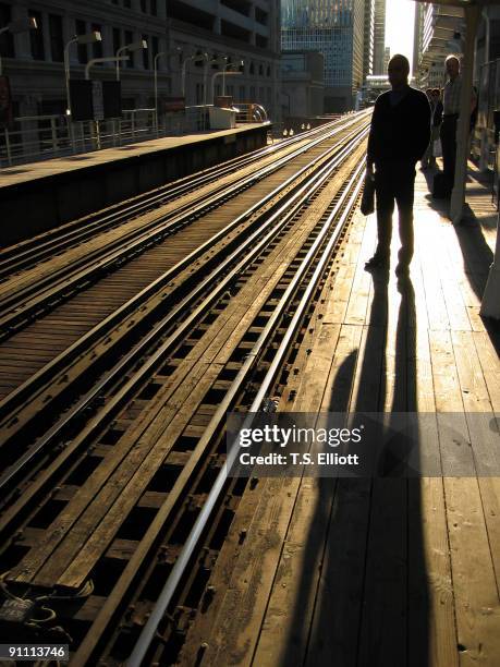 evening commute - sombra larga sombra fotografías e imágenes de stock