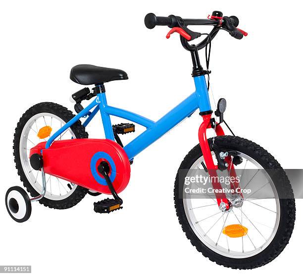 child's push bike, with stabilisers - stützrad stock-fotos und bilder