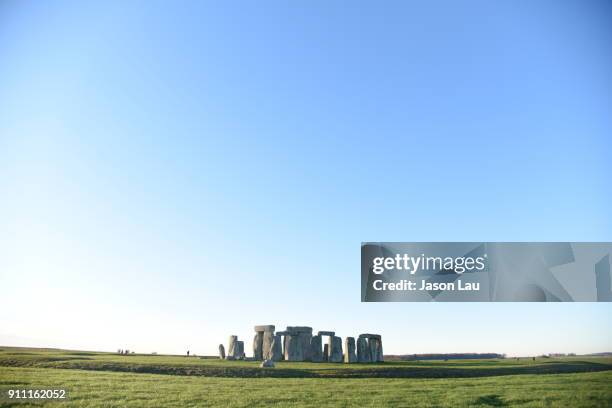 stonehenge with clear sky - amesbury stock pictures, royalty-free photos & images