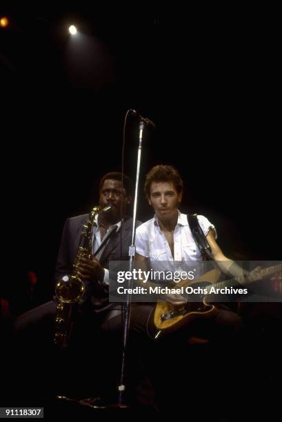 Springsteen Backstage 1981 2,101 Bruce Springsteen 1980s Stock Photos, High-Res Pictures, and ...
