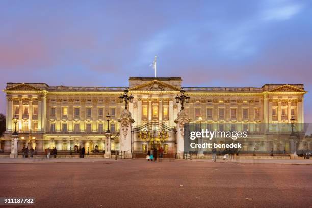 el palacio de buckingham en westminster londres reino unido - palacio de buckingham fotografías e imágenes de stock