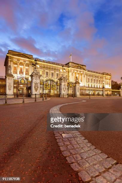 buckingham palace in westminster london uk - buckingham palace stock pictures, royalty-free photos & images