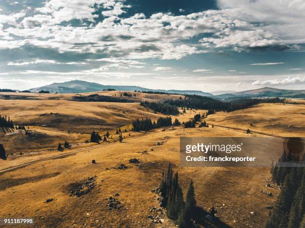 wyoming-prärie - american ranch landscape stock-fotos und bilder