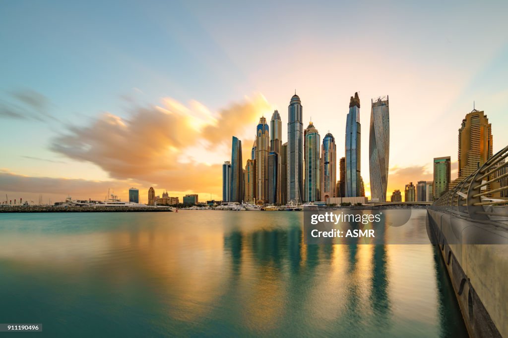 Dubai Marina Skyline luz del sol
