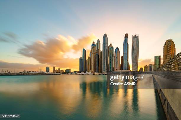 dubai marina skyline zonlicht - dubai city stockfoto's en -beelden