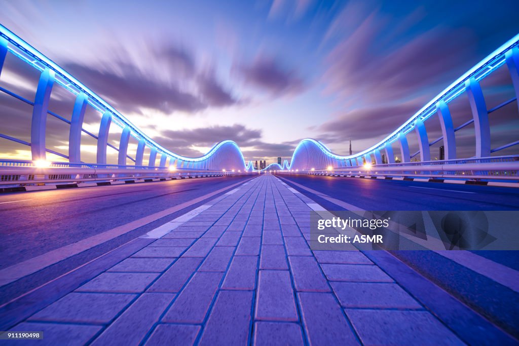 Ponte de Meydan Dubai à noite