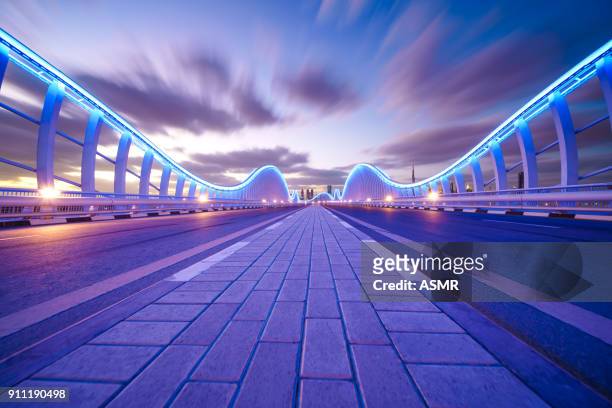 meydan bridge dubai at night - fund fair imagens e fotografias de stock