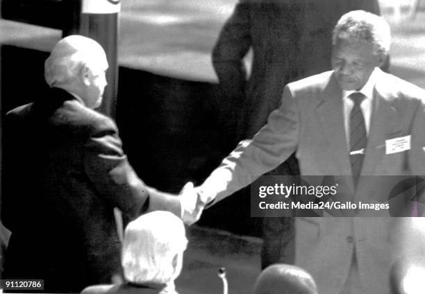 Former President Nelson Mandela shakes hands with FW de Klerk at Codesa.