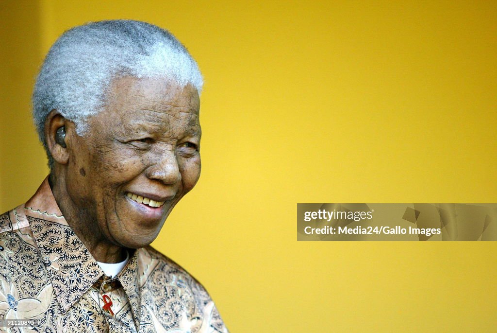 Nelson Mandela reads short statement on the Jacob Zuma issue. South Africa.