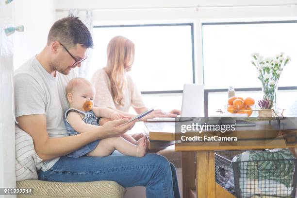 ¡shh, mamá trabajando! - estereotipo-de-géneros fotografías e imágenes de stock