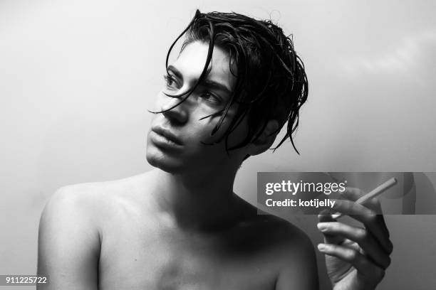 magerer junge mann - mens hair model stock-fotos und bilder