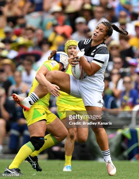 Theresa Fitzpatrick of New Zealand catches the ball in the Women's Final match against Australia during day three of the 2018 Sydney Sevens at...