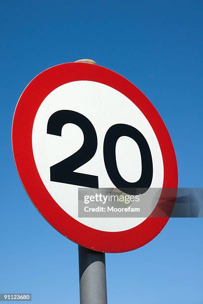 road sign showing 20mph speed limit in the uk - getal 20 stockfoto's en -beelden