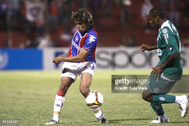 Diego Herner of Paraguay's Cerro Porteno vies for the ball with Ze Carlos of Brazil's Goias during their Copa Sudamericana at the Pablo Rojas-Olla...