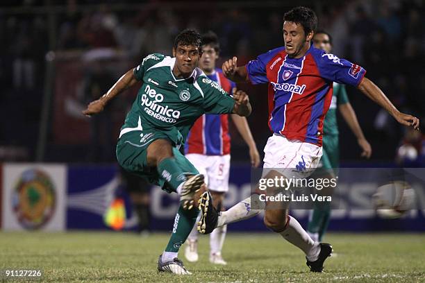 Diego Herder of Paraguay's Cerro Porteno vies for the ball with Leo Lima of Brazil's Goias during their Copa Sudamericana at the Pablo Rojas-Olla...