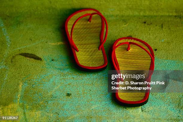 red summer sandals on chalk and concrete - sharon plain stock-fotos und bilder