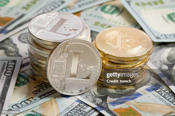 in form von kryptowährung bitcoin und litecoin auf us-dollar-münze. bitcoin und litecoin sind eine digitale münzen, auf foto sind physikalische darstellung von bitcoin und litecoin. - ico stock-fotos und bilder