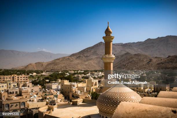 nizwa mosque, nizwa, oman - february 28, 2016 - nizwa fotografías e imágenes de stock