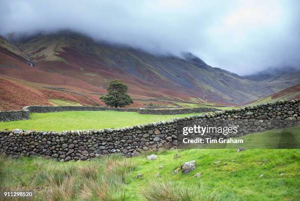 England, UK. : Sculptural dry stone wall and low cloud in popular tourist site Burnthwaite at Wasdale Head, the Lake District, Cumbria, England.