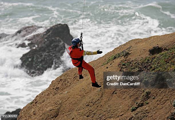 coast guard rescue - mitglied der küstenwache stock-fotos und bilder