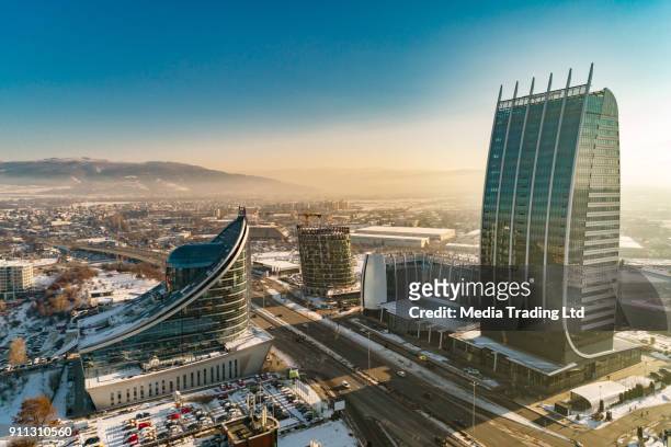 luftaufnahme des finanziellen geschäftsviertel mit schweren luftverschmutzung smog um - bulgaria stock-fotos und bilder