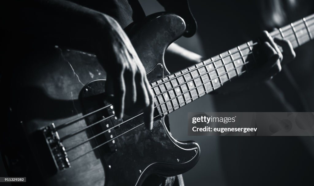 E-Bass schwarz / weiß Foto