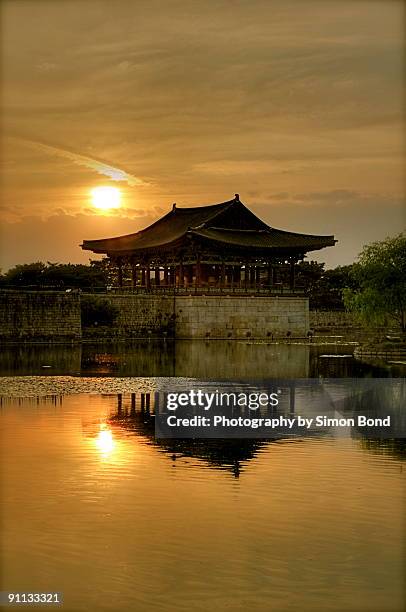 sunset at the anapji pond - gyeongju ストックフォトと画像