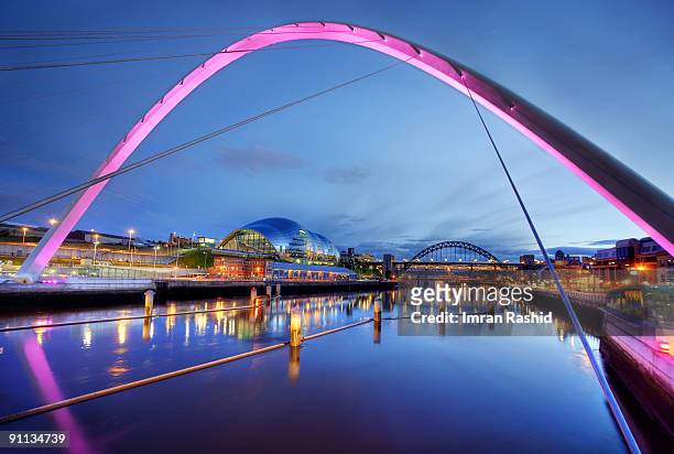 colours of the bridge - puente del milenio de gateshead fotografías e imágenes de stock