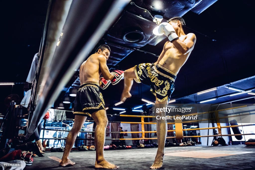 Muay Thai atletas entrenando en el ring de boxeo
