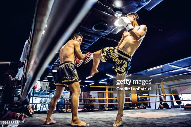 muay thai atleten training op de boksring - asian indoor & martial arts games stockfoto's en -beelden