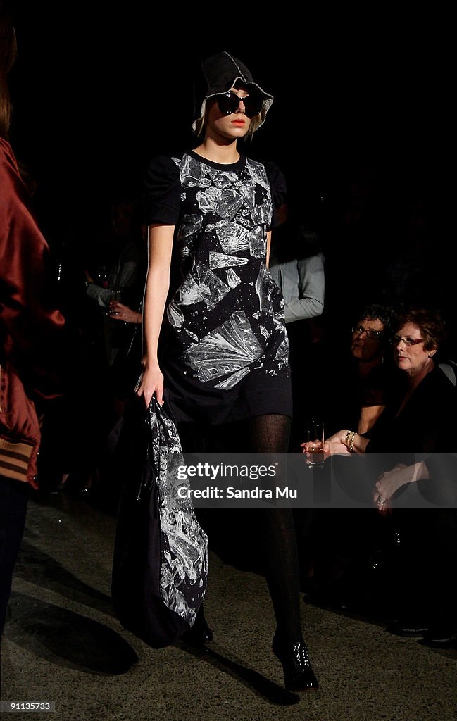 ANZFW 2009 - Karen Walker Catwalk