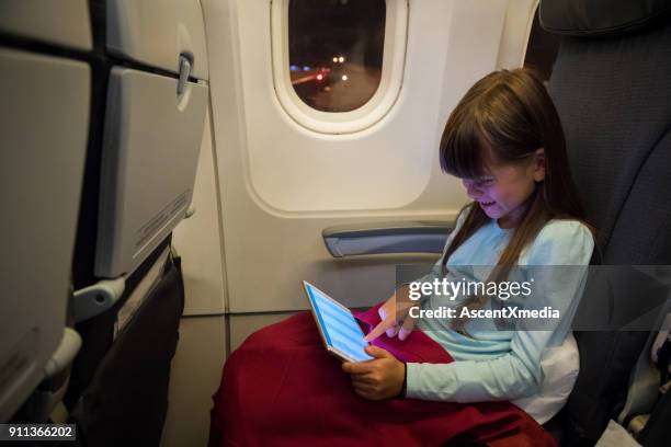 kind reizen per vliegtuig - girls trip film stockfoto's en -beelden