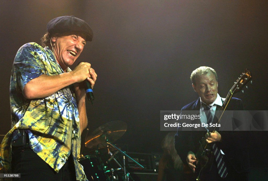 Photo of AC DC and Angus YOUNG and Brian JOHNSON and AC/DC