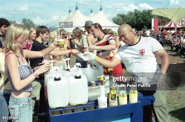 Photo of PP1_192231_FESTIVALS; Lowlandsfestival, Biddinghuizen, Nederland, , Pop, festivalgangers kopen op het festivalterrein, een koele beker...