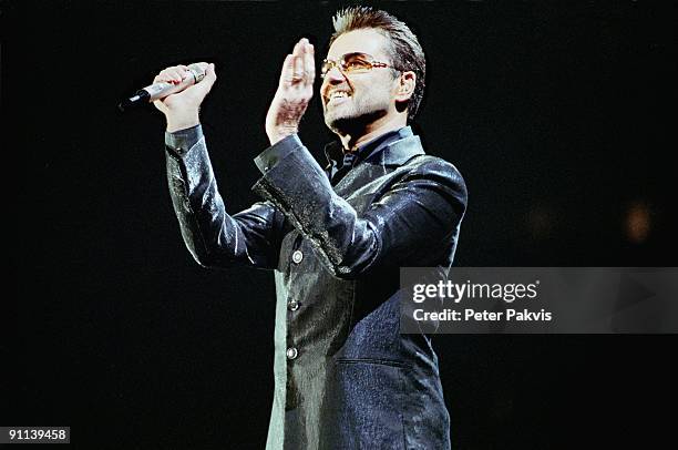 Photo of George MICHAEL, George Micheal, Ahoy, Rotterdam, Nederland, 01 november 2006, Pop, funk, soul, mainstream, George draagt een, mooi blauw...