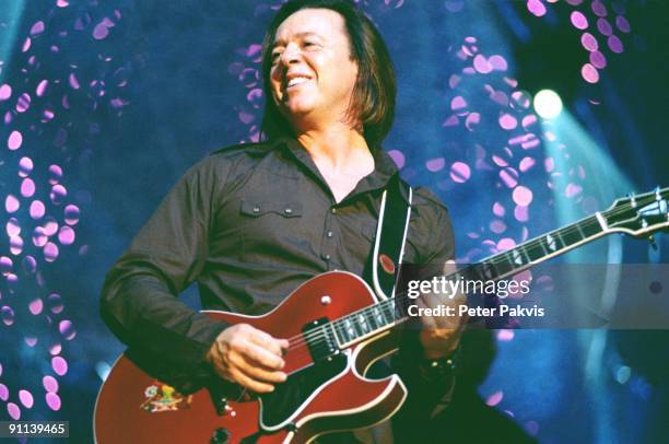 Photo of TEARS FOR FEARS, Tears For Fears, Night of The Proms, Ahoy, Rotterdam, Nederland, 16 november 2006, Pop, new wave, Roland Orzabal lacht en...