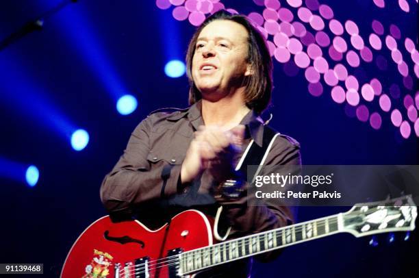 Photo of TEARS FOR FEARS, Tears For Fears, Night of The Proms, Ahoy, Rotterdam, Nederland, 16 november 2006, Pop, new wave, Roland Orzabal klapt in...