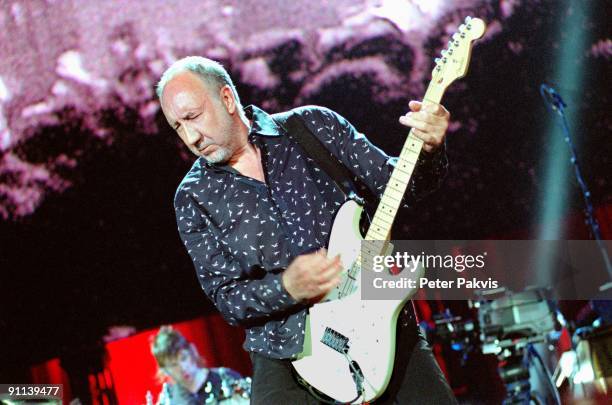 Photo of The Who, The The Who, Ahoy, Rotterdam, Nederland, 05 juni 2007, Pop, rock, de intensiteit druipt van het gezicht van, gitarist, componist...