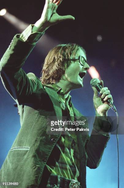 Photo of Jarvis COCKER, Jarvis Cocker, Paradiso, Amsterdam, Nederland, 22 januari 2007, Pop, britpop, Jarvis, beschenen door een groen licht, houdt...