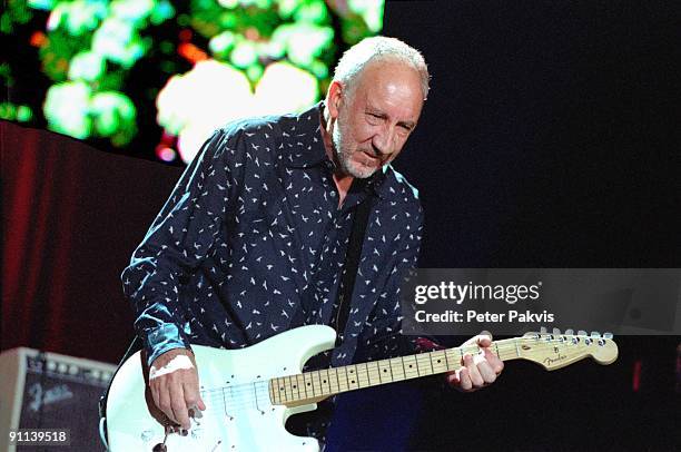 Photo of The Who, The The Who, Ahoy, Rotterdam, Nederland, 05 juni 2007, Pop, rock, de oude meester, gitarist en componist Pete Townshed, grijnst...